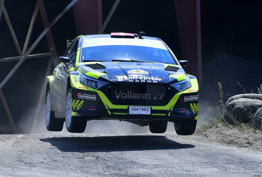 Hjem fra udlandet til Danmark: Simon Vallentin og Karsten Isaksen er klar i deres Hyundai i20 N Rally 2.
(Foto: Morten Dam)